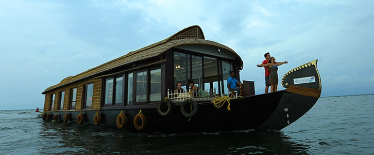 Kerala boat House honeymoon package price. Blue jelly Cruises Best Luxury houseboat cruise in Alleppey Kerala