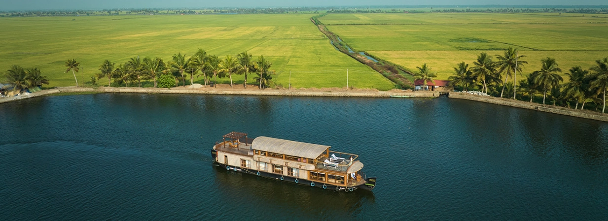 Best luxury houseboats in Alleppey. Blue jelly Cruises Best Luxury houseboat cruise in Alleppey Kerala