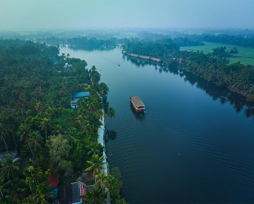 The best house boat packages available in Kerala, Alleppey. Blue jelly Cruises Best Luxury houseboat cruise in Alleppey Kerala